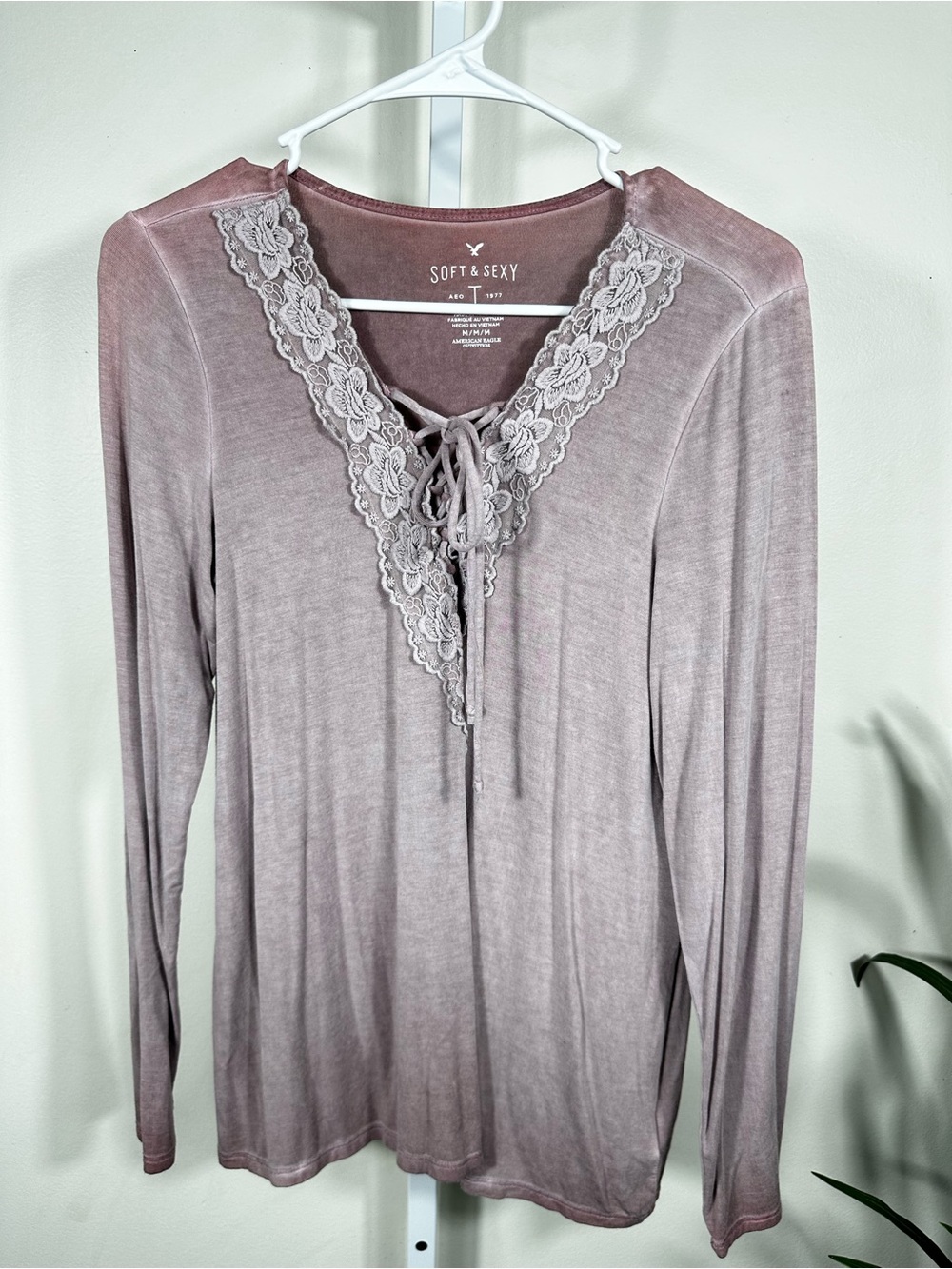 023. American Eagle Soft & Sexy Mauve Lace Trim Lace-Up Long Sleeve Top M